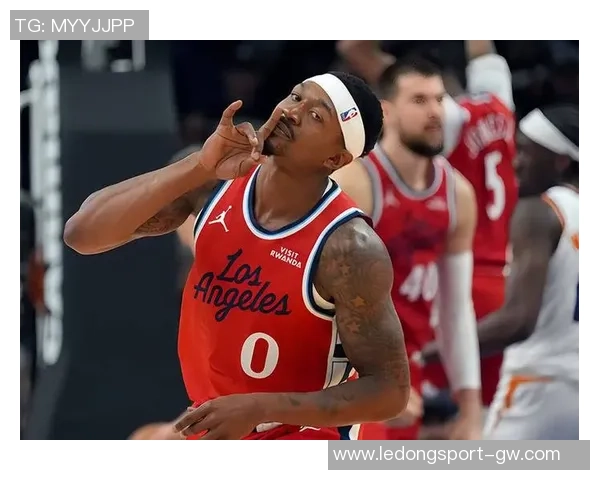 卢指导赞比尔对抗训练表现出色移动能力令人印象深刻