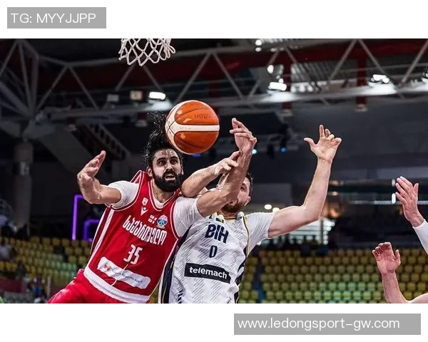 科塔半场表现惊艳7投6中收获13分11板2盖帽助球队掌控局势 科塔半场表现惊艳7投6中收获13分11板2盖帽助球队掌控局势