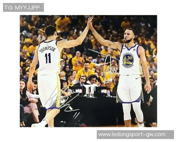 库里穿安踏克莱11代圣诞配色致敬兄弟情深水花重聚