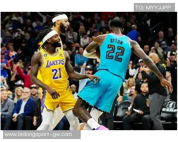 贝弗利称艾顿为队内最佳球员防守难以限制他的表现 贝弗利称艾顿为队内最佳球员防守难以限制他的表现